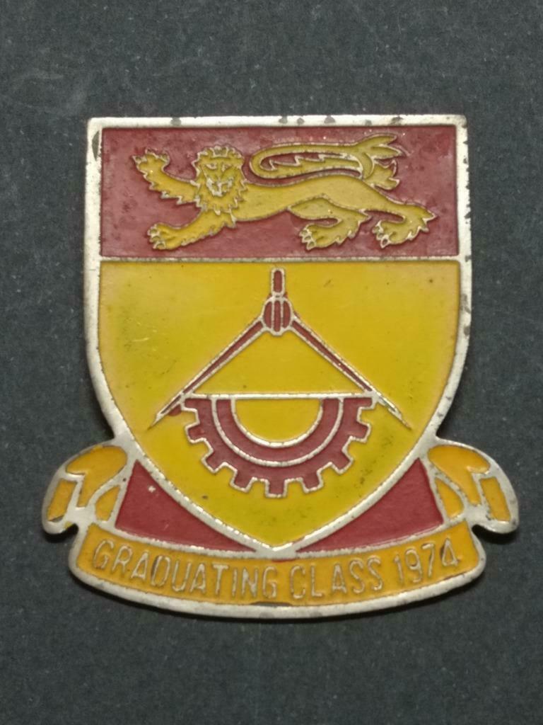 LP888 Vintage 1974 Singapore Polytechnic SP Graduating Class Lion Pin Badge F/S B918