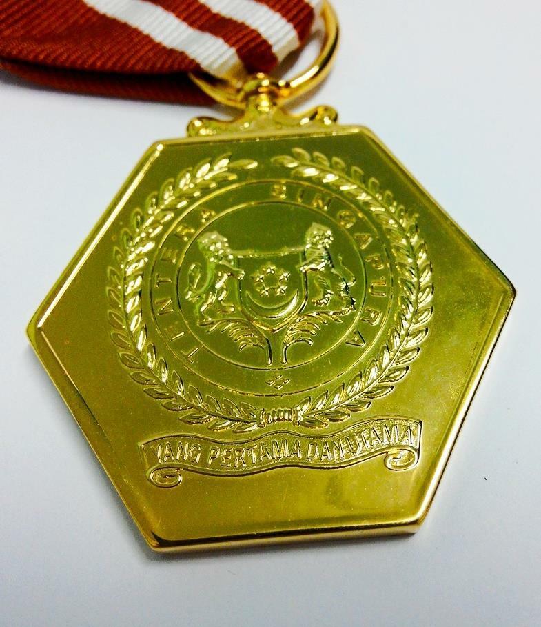 Rare Singapore Long Service & Good Conduct Award Gold Color Medal Badge (A696)