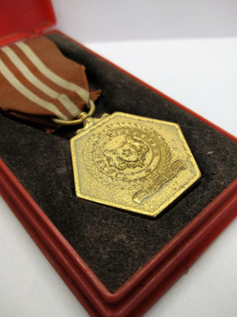 Mega Rare Vintage Singapore Armed Forces Good Service Lion Medal w/ Box (A1559)