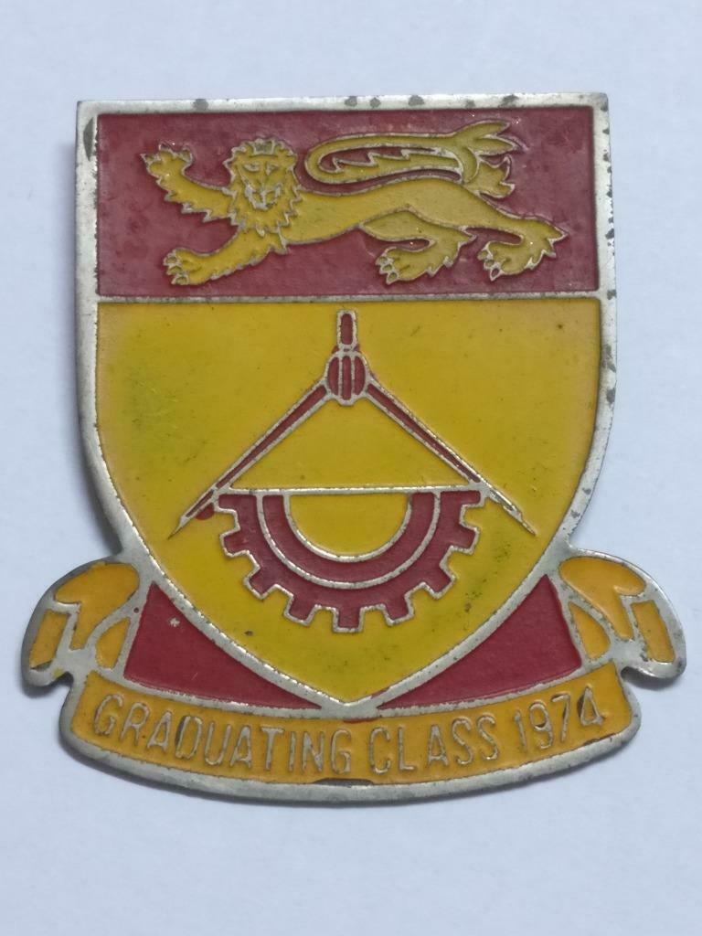 LP888 Vintage 1974 Singapore Polytechnic SP Graduating Class Lion Pin Badge F/S B918