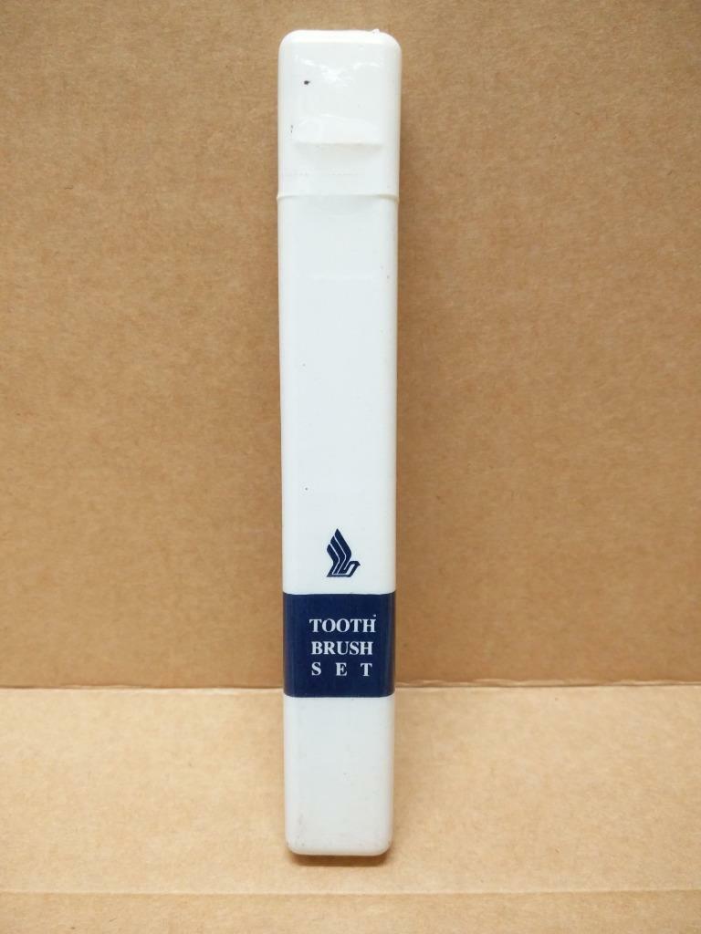 New Sealed Singapore Airlines SIA Tooth Brush Set Souvenir (A1369a)