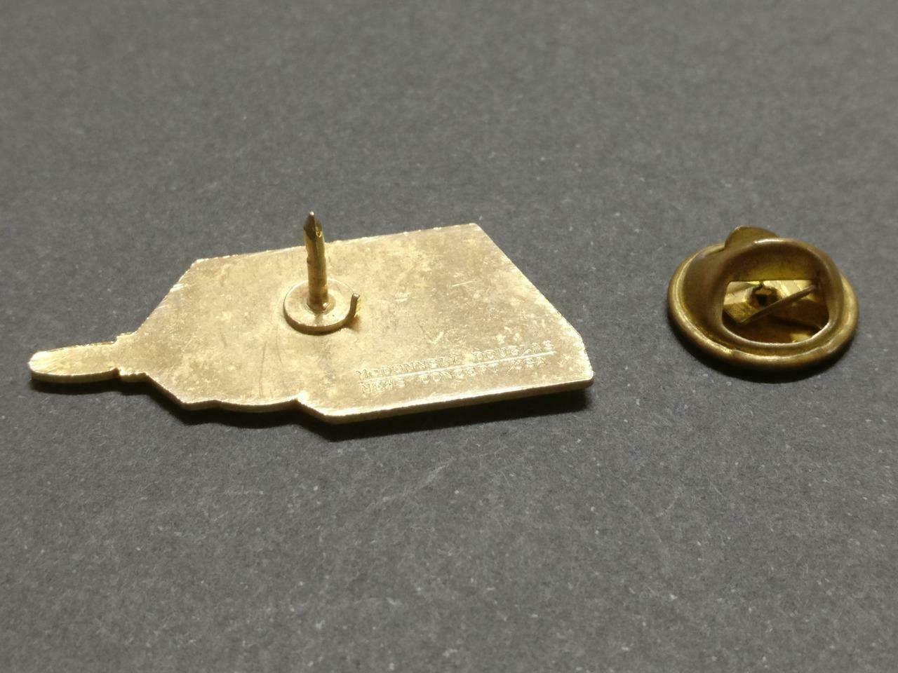 LP888 1992 Asian Singapore Aerospace USA McDonnell Douglas Aircraft Pin Badge F/S B933