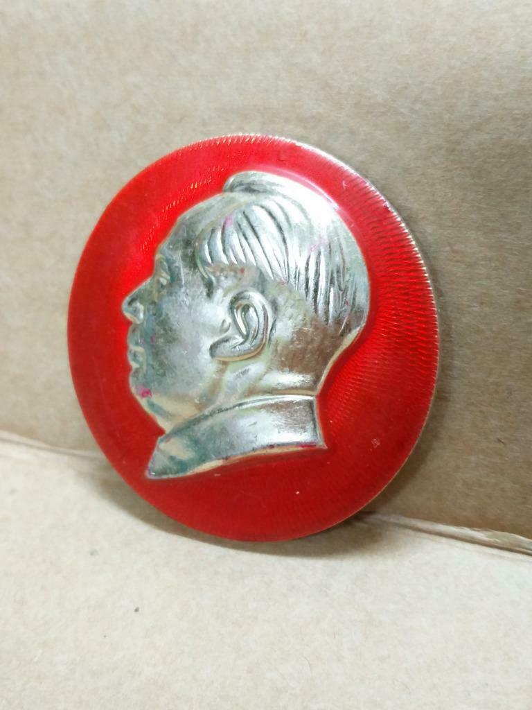 Vintage China Chairman Mao ZeDong Commemorative Red Pin Badge (B557)