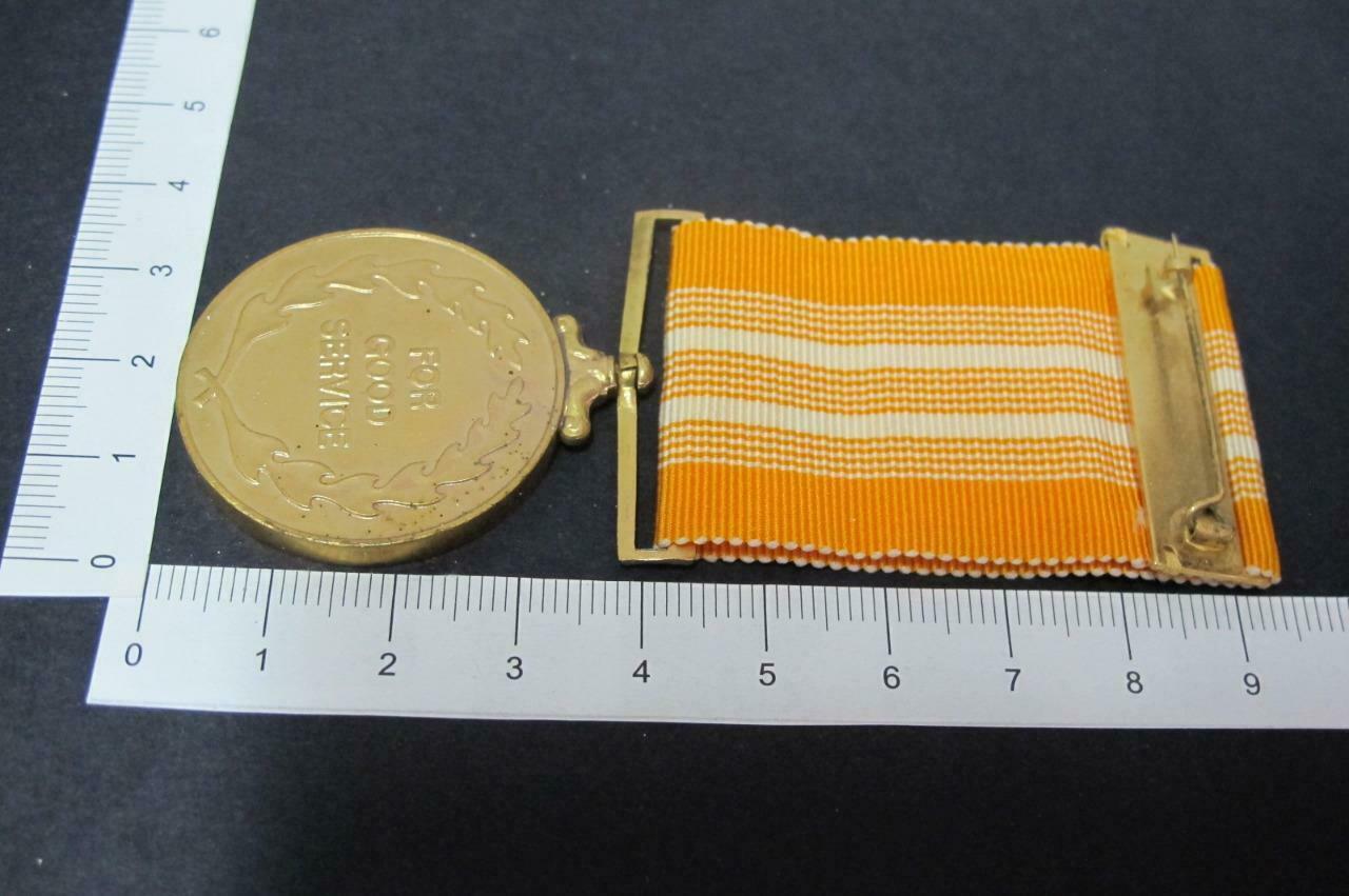 Rare Singapore Army Soldier Flag Gold Tone Medal Badge F/S  (A134)