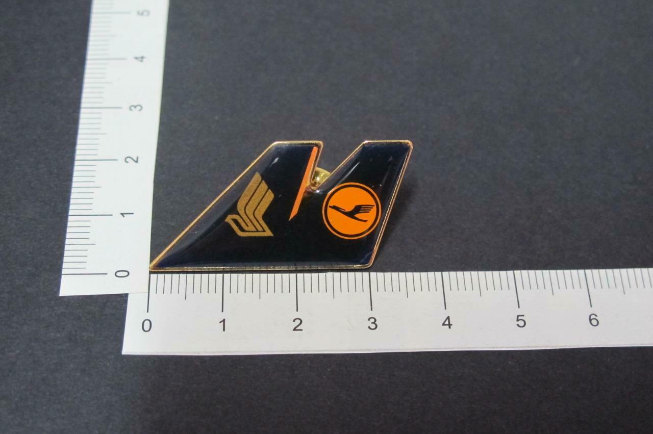 Rare Singapore Airlines SIA Bird Logo Mini Pin Badge (A082)