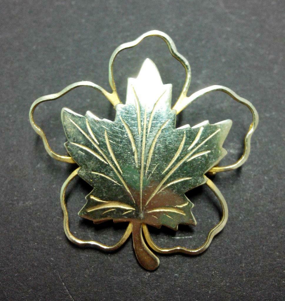 Vintage Unique Maple Leaf Metal Pin Badge F/S (B247)