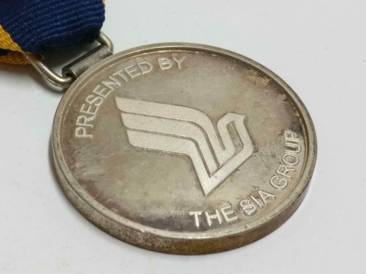 Rare Singapore Airlines SIA Long Service Award 30 Years Medal Pin Badge (C069)