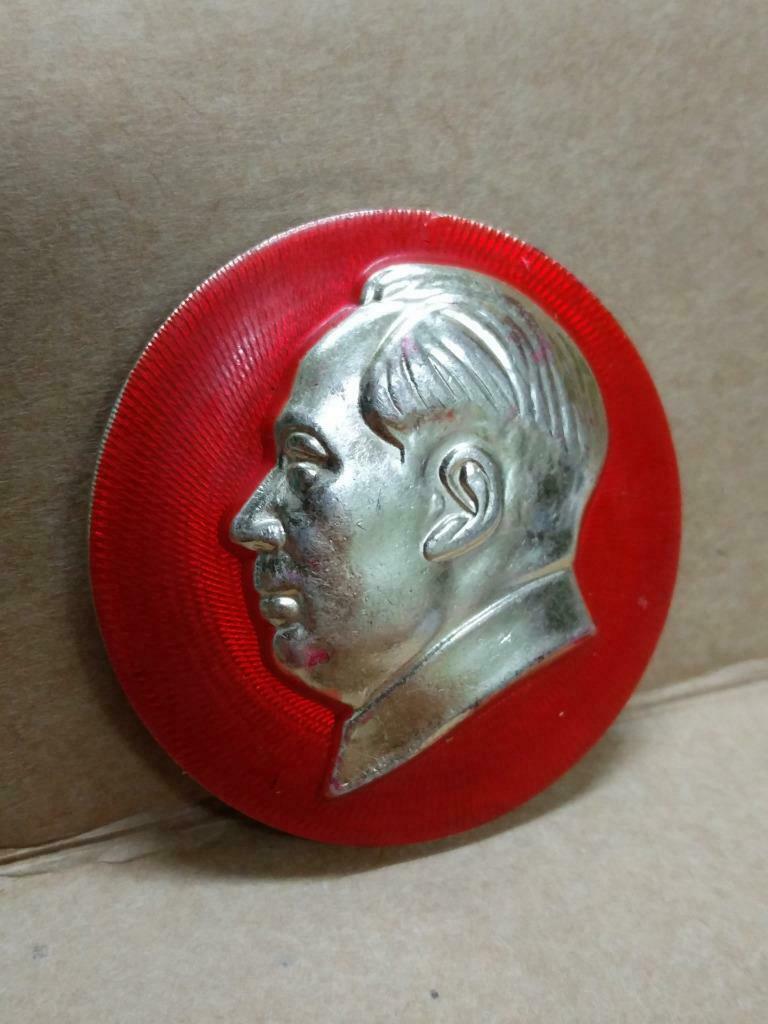 Vintage China Chairman Mao ZeDong Commemorative Red Pin Badge (B557)
