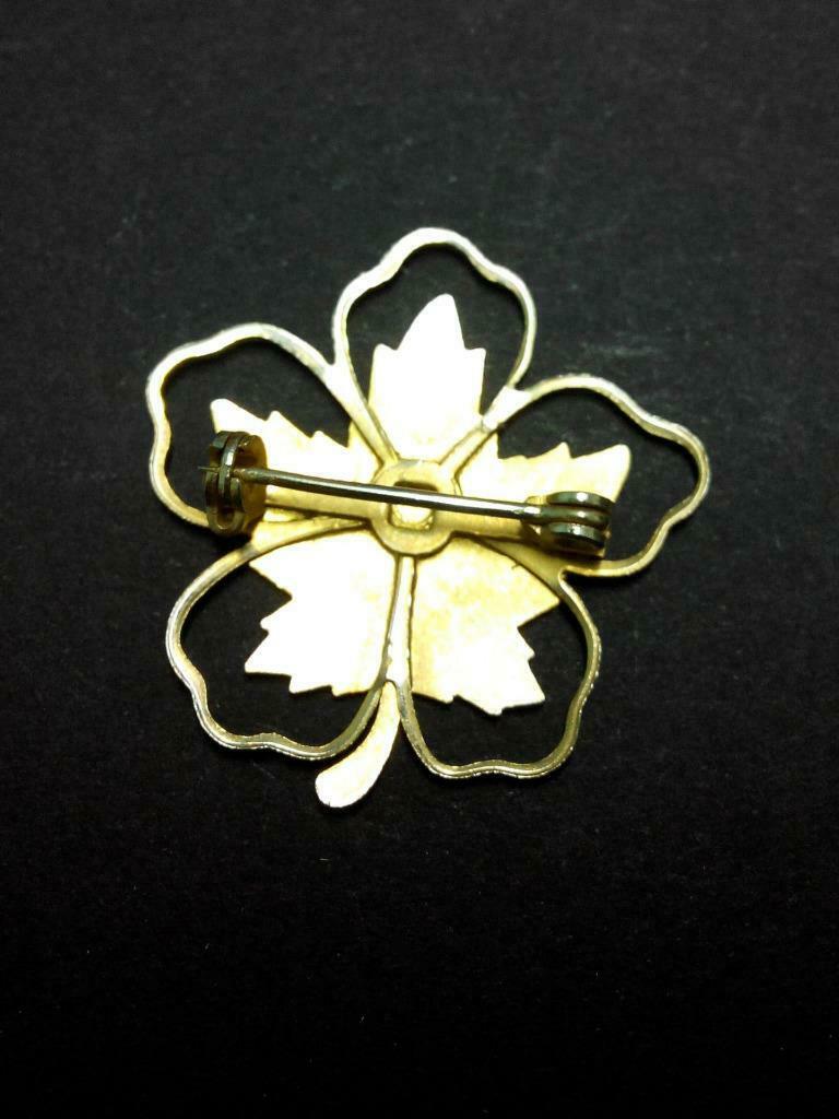 Vintage Unique Maple Leaf Metal Pin Badge F/S (B247)