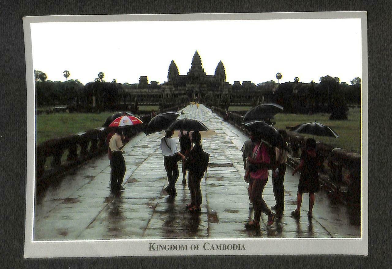 LUCKYPIGEON Cambodia Angkor Wat Raining Tourist Umbrella Postcard (C1648)