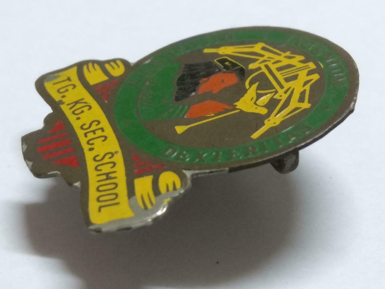 LP888 Vintage TG. KG. Singapore Tanjong Katong Secondary School Pin Badge F/S B919