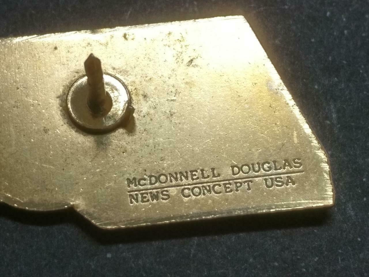 LP888 1992 Asian Singapore Aerospace USA McDonnell Douglas Aircraft Pin Badge F/S B933
