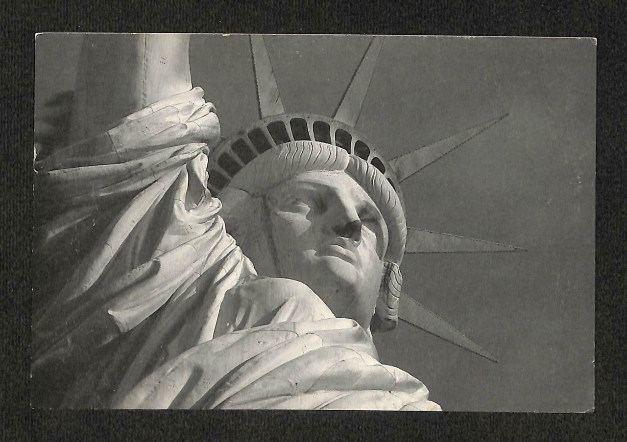 LUCKYPIGEON United States USA The Statue Of Liberty New York Postcard (C1537)