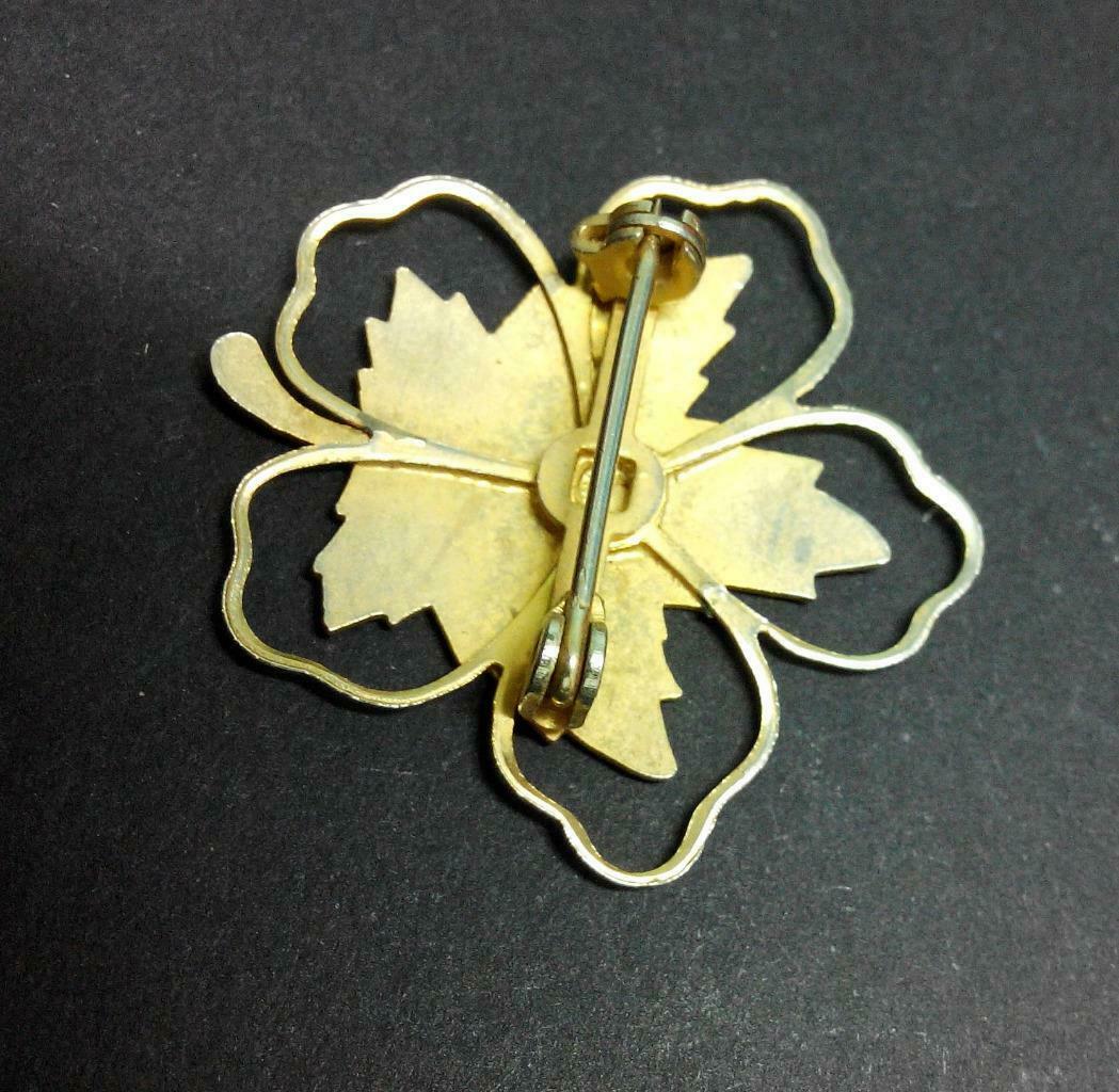 Vintage Unique Maple Leaf Metal Pin Badge F/S (B247)
