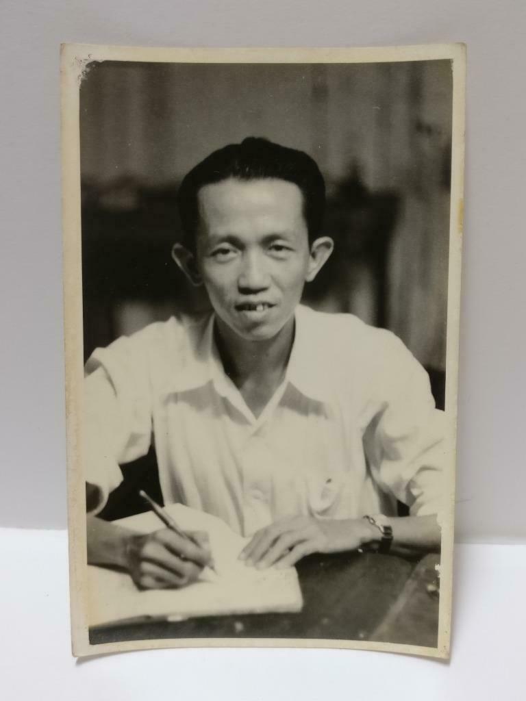 1950 Vtg Overseas Chinese Man Writing In Classroom Retro Portrait B&W Photo P472