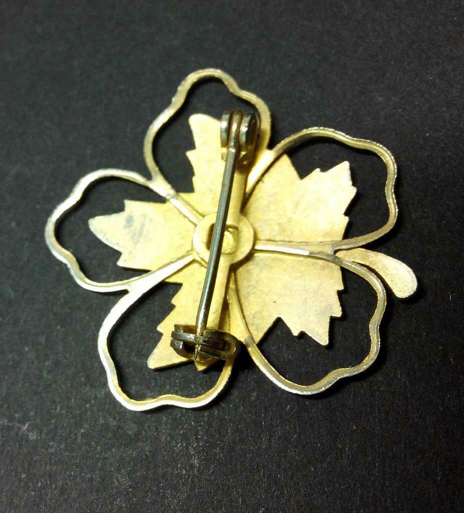 Vintage Unique Maple Leaf Metal Pin Badge F/S (B247)