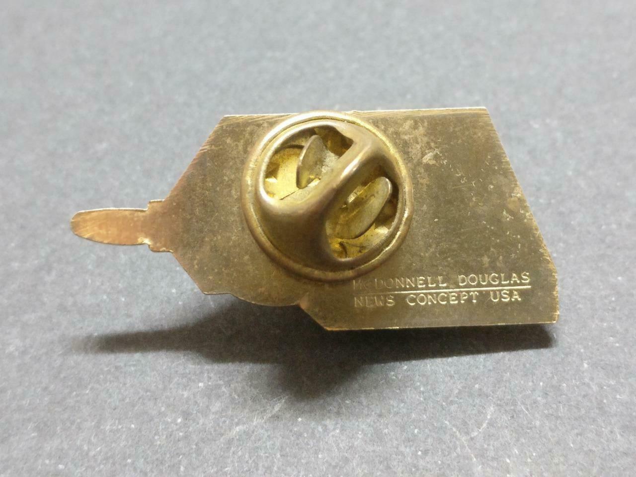 LP888 1992 Asian Singapore Aerospace USA McDonnell Douglas Aircraft Pin Badge F/S B933