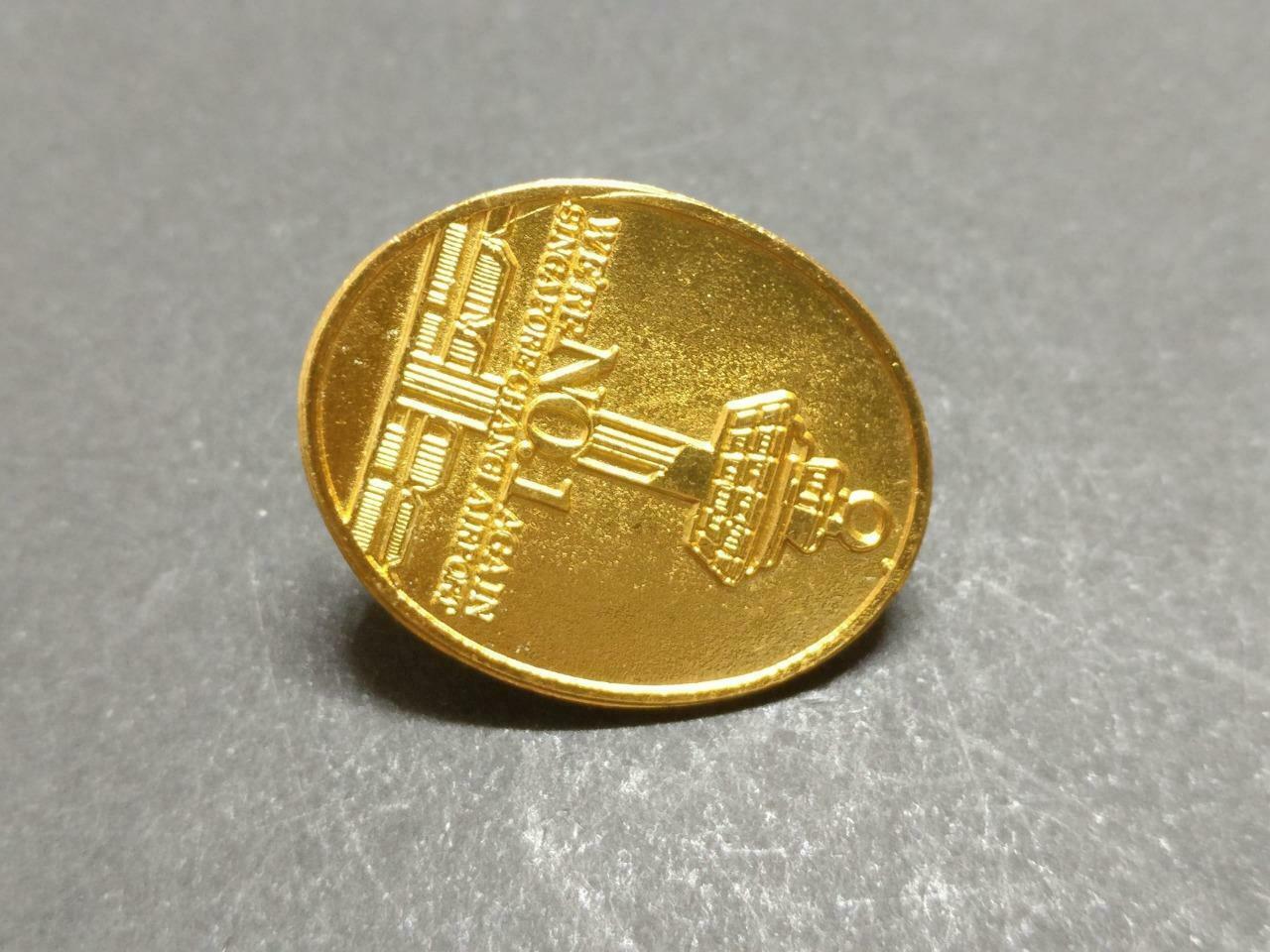 Vintage Singapore Changi Airport We're NO.1 Gold Tone Pin Badge Button F/S B867