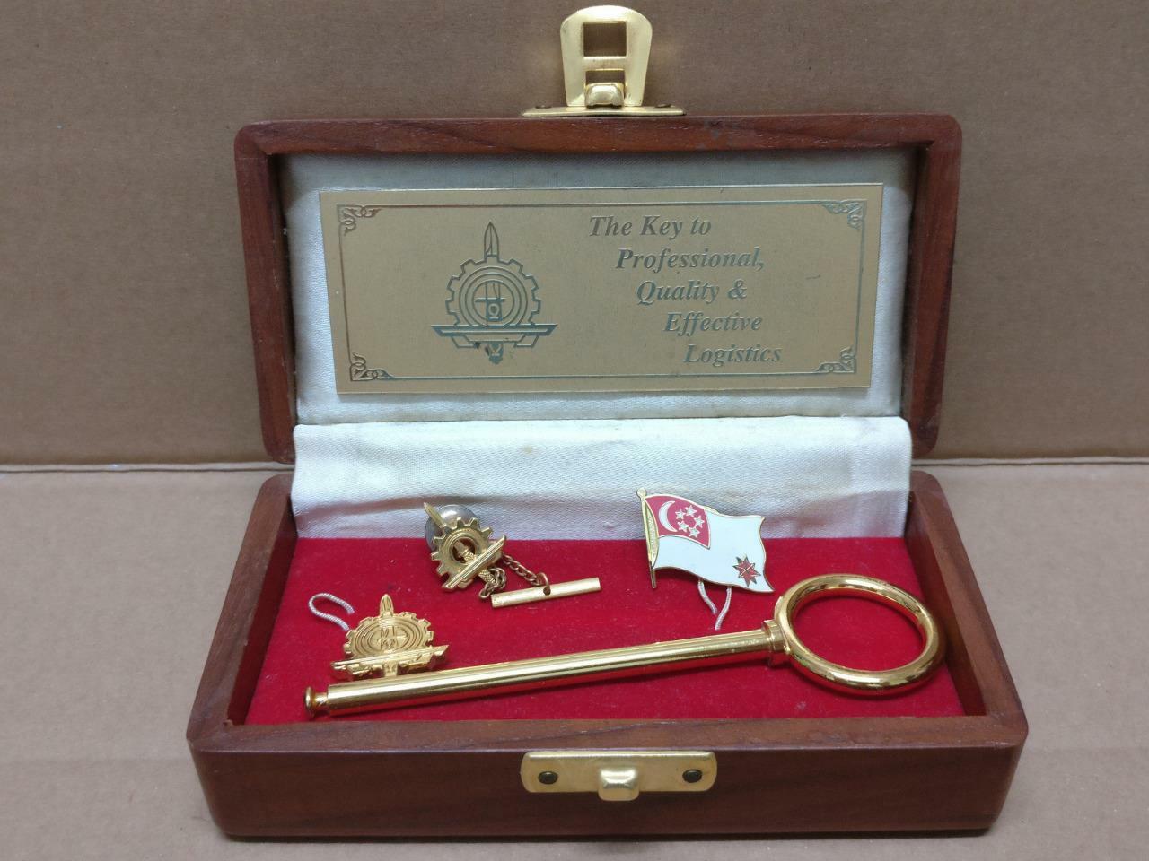 Rare 1995 Singapore Army Logistics Key & Pin Badges With Box (A1887)