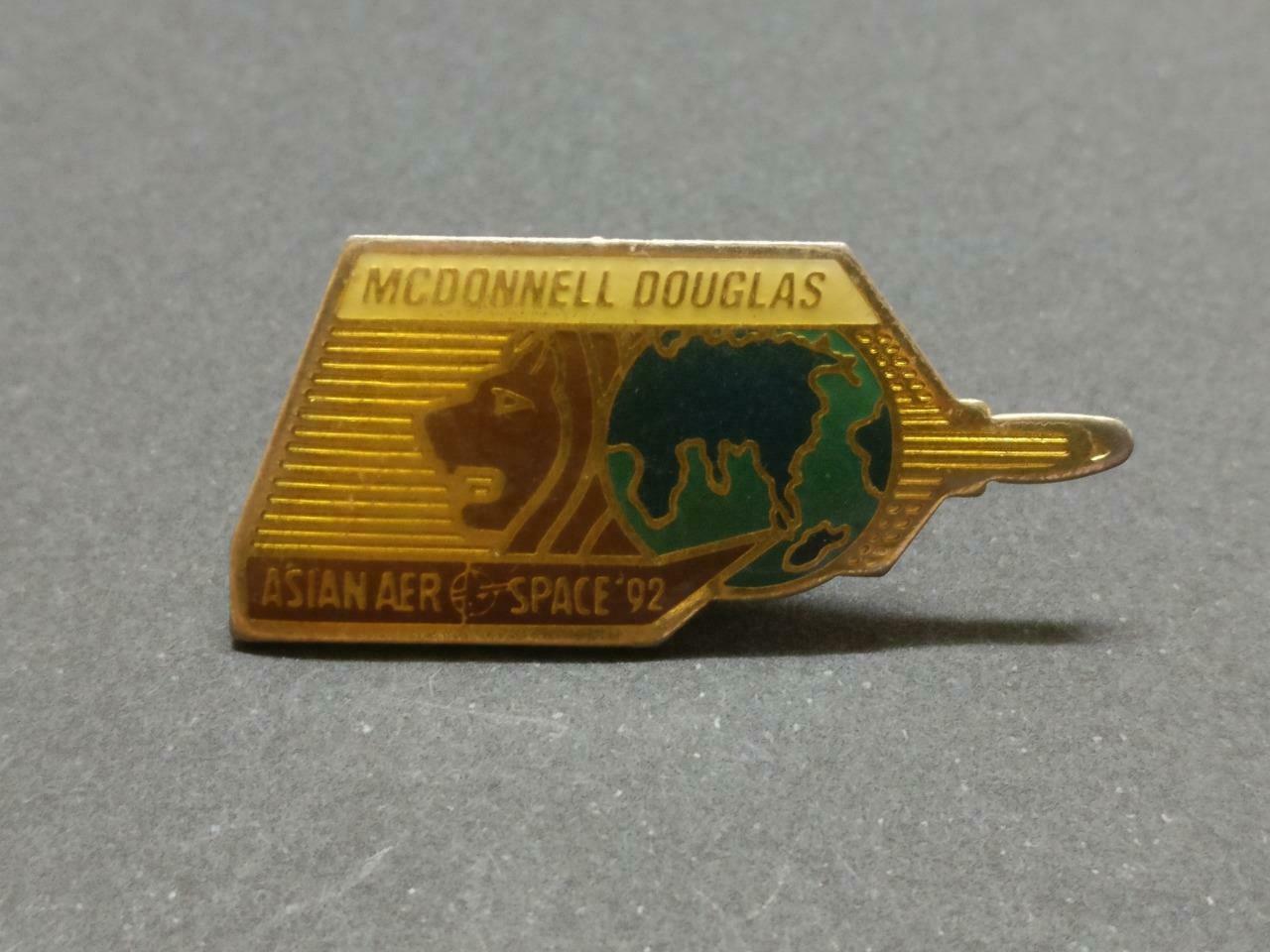 LP888 1992 Asian Singapore Aerospace USA McDonnell Douglas Aircraft Pin Badge F/S B933