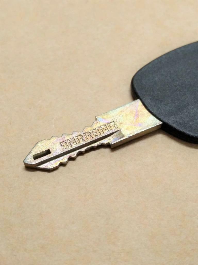 LP888 Renault Metal Car Key Collectible (B548)
