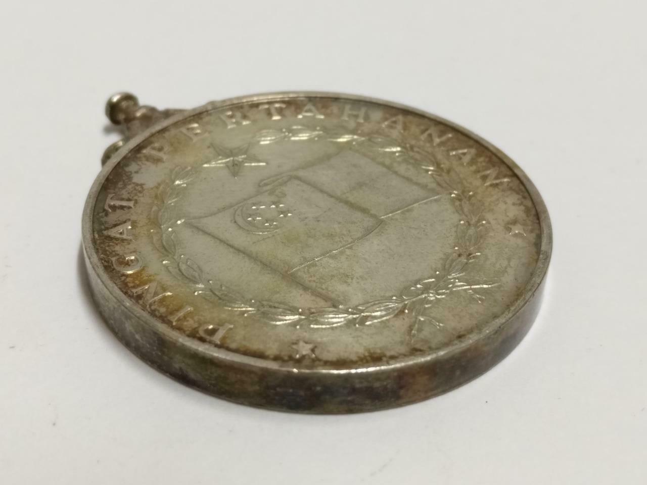 Rare Singapore Majulah Singapura Pingat Perta Hanan Silver Medal Pin Badge C074