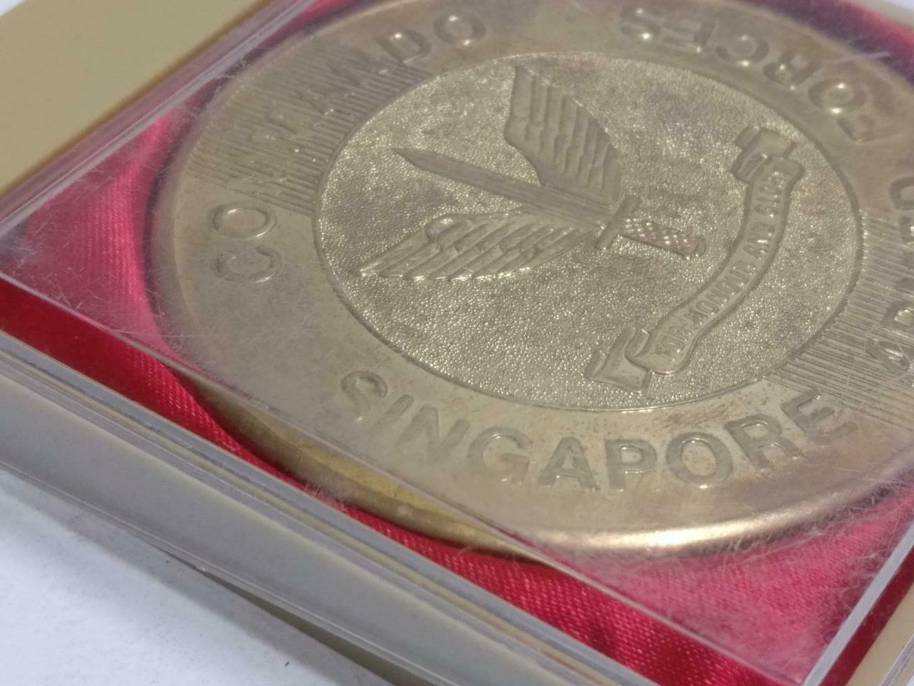 1993 Singapore Armed Forces Commando Swimming Gold Tone Medal w/ Case (C100)