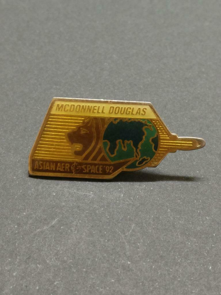LP888 1992 Asian Singapore Aerospace USA McDonnell Douglas Aircraft Pin Badge F/S B933