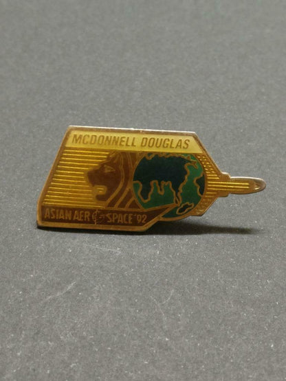 LP888 1992 Asian Singapore Aerospace USA McDonnell Douglas Aircraft Pin Badge F/S B933