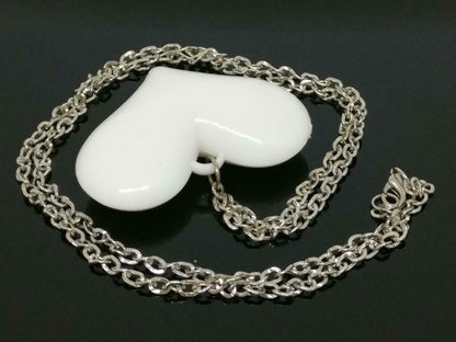 Vintage Beautiful White Acrylic Heart Pendant Silver Tone Necklace F/S (J624)