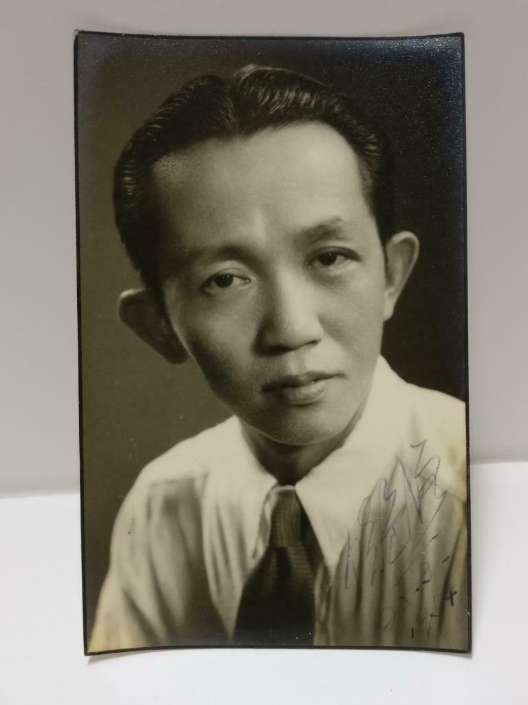 Vintage China HK Chinese Handsome Actor Studio Signed Autograph B&W Photo (P256)