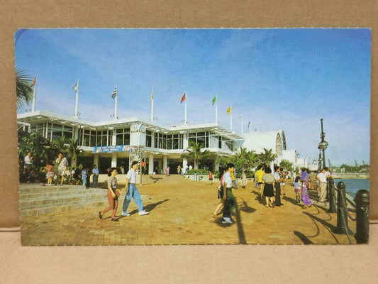 LUCKYPIGEON World Trade Centre Family Fun Singapore Postcard (C1875)