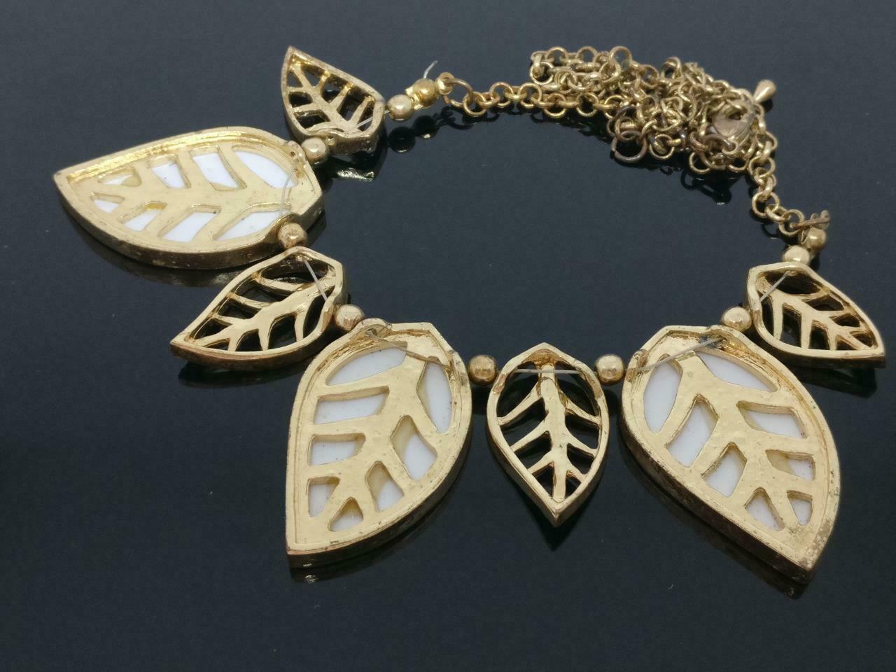 CJ888 Vintage Retro Leaves Rhinestones Art Gold Tone Necklace F/S (J547)