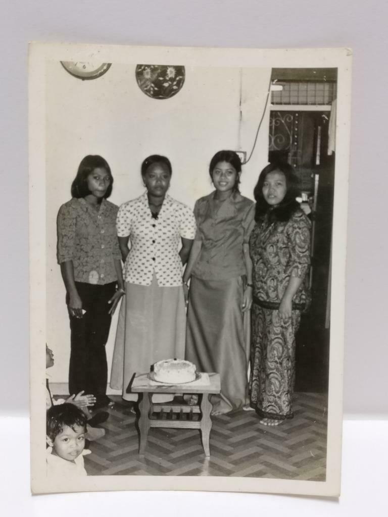 1970s Vintage Malay Ladies Family Birthday Party Celebration Cake B&W Photo P546