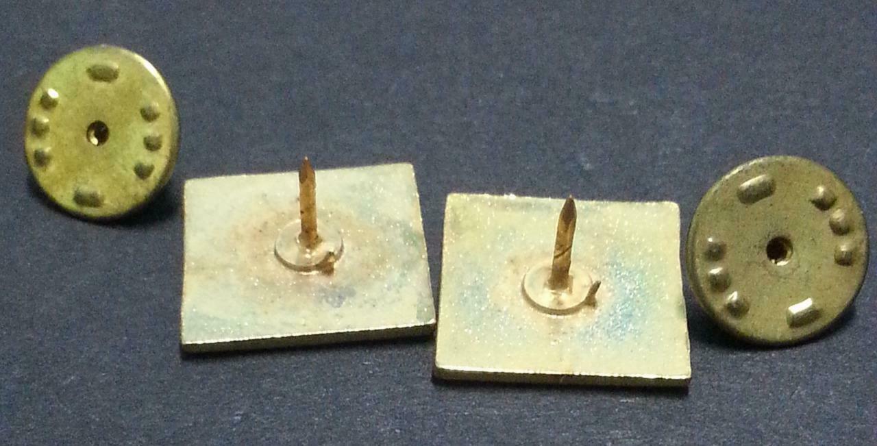 Rare Vintage Hilton Square 2 x Goid Tone Pin Badges (B275)