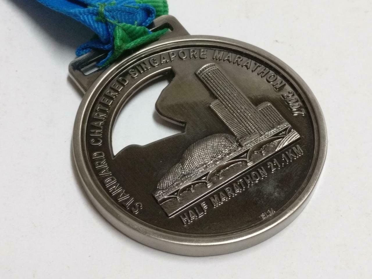 Singapore Standard Chartered Half Marathon 2007 21.1KM Running Medal (C085)