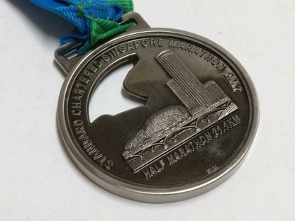 Singapore Standard Chartered Half Marathon 2007 21.1KM Running Medal (C085)