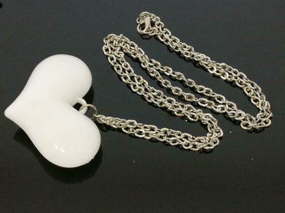 Vintage Beautiful White Acrylic Heart Pendant Silver Tone Necklace F/S (J624)