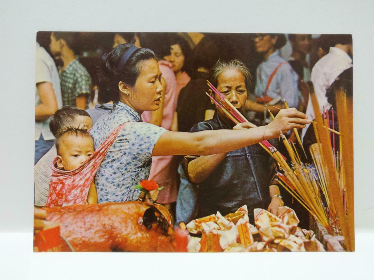 Vintage Buddhist Women With Children Praying In Chinese Temple Postcard (P747)