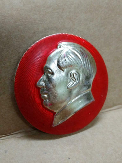 Vintage China Chairman Mao ZeDong Commemorative Red Pin Badge (B557)