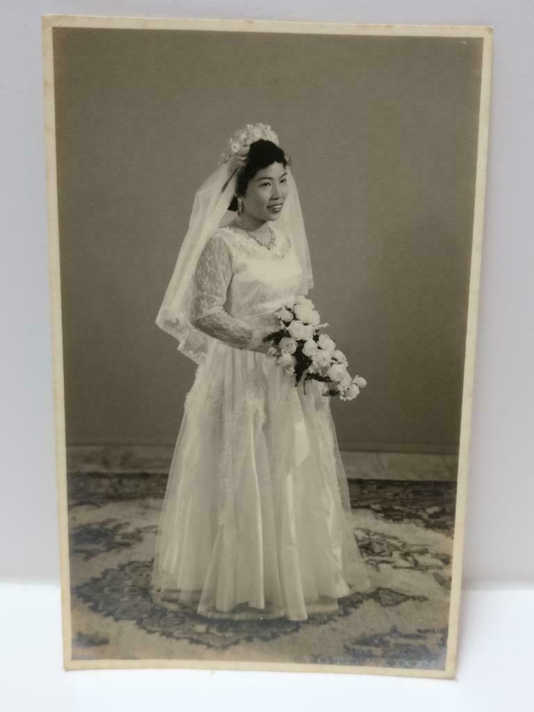 Vtg Asian Chinese Happy Bride Holding Bouquet Side View Studio B&W Photo P458