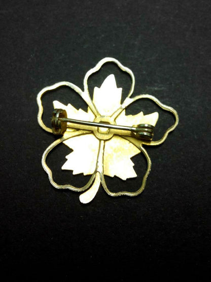 Vintage Unique Maple Leaf Metal Pin Badge F/S (B247)
