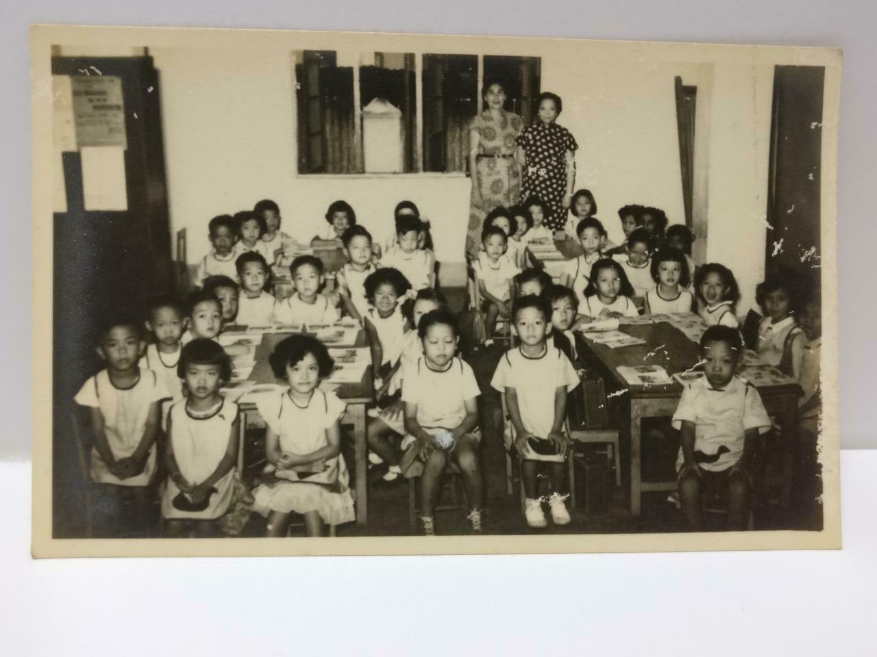 Vtg Chinese Teachers & Children In Class Kindergarten Classroom B&W Photo (P485)