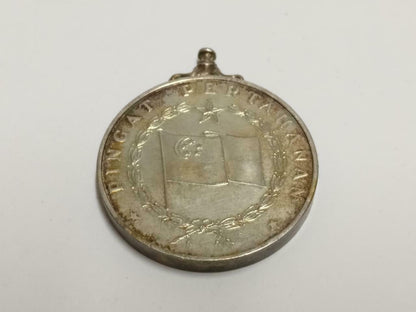 Rare Singapore Majulah Singapura Pingat Perta Hanan Silver Medal Pin Badge C074