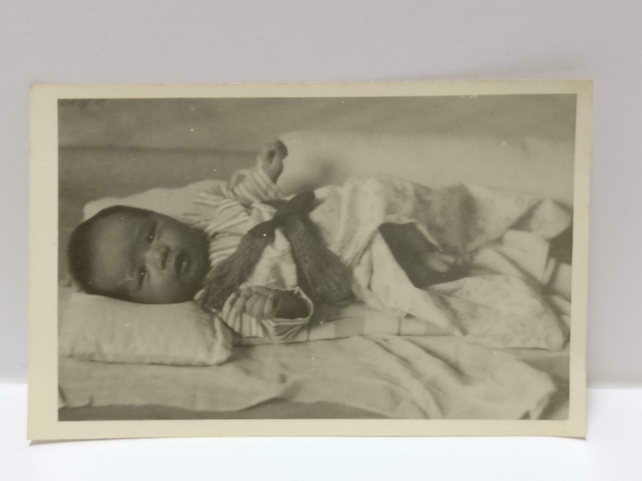 1950 Vintage Asian Chinese Cute Baby Lying Down On Bed Portrait B&W Photo (P295)