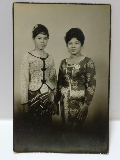 Vintage Ladies In Pretty Peranakan Nyonya Dress Studio Portrait B&W Photo (P305)