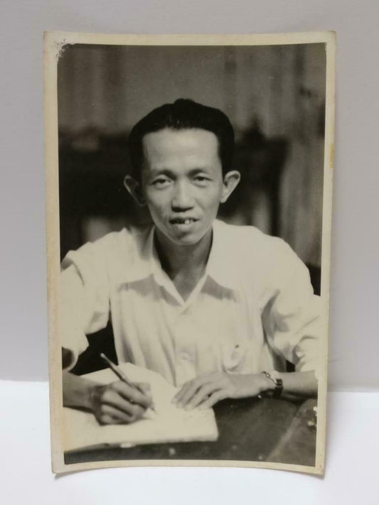 1950 Vtg Overseas Chinese Man Writing In Classroom Retro Portrait B&W Photo P472