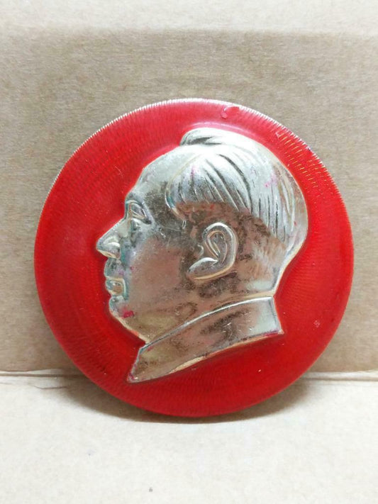 Vintage China Chairman Mao ZeDong Commemorative Red Pin Badge (B557)