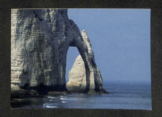LUCKYPIGEON Etretat Cliffs La Falaise d'Aval et l'Aiguille Postcard (C1693)