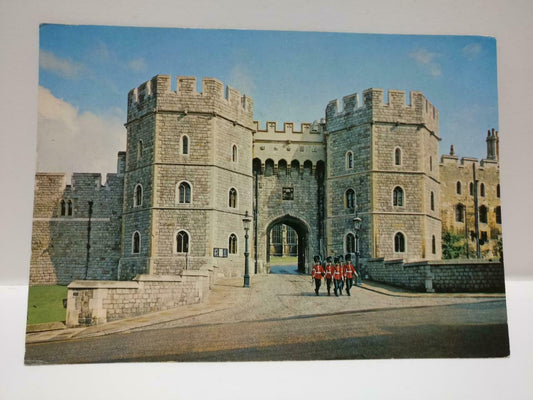 Vintage Windsor Castle Henry VIII Gateway Castle Guards Color Postcard (P578)